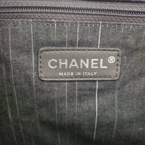 Chanel In and Out Maxi Flap Shoulder Quilted Lambskin Vintage Bag in Purple - Picture 5 of 7